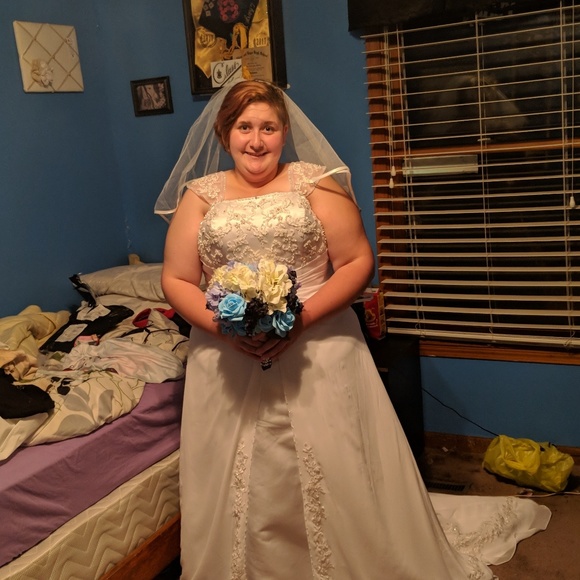 Wedding Dress. - Picture 3 of 4